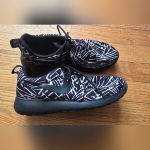Nike Rhoshe Graphic Sneakers Black And White Size 6.5